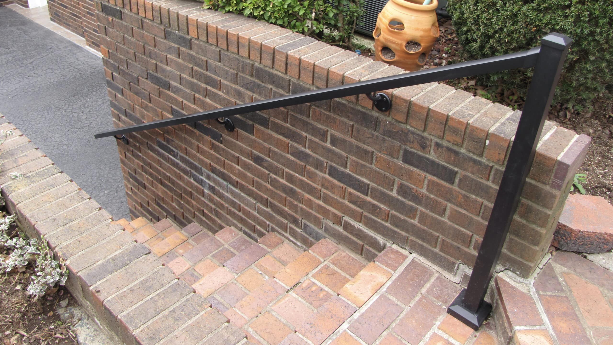 aluminum-handrail-on-brick-steps